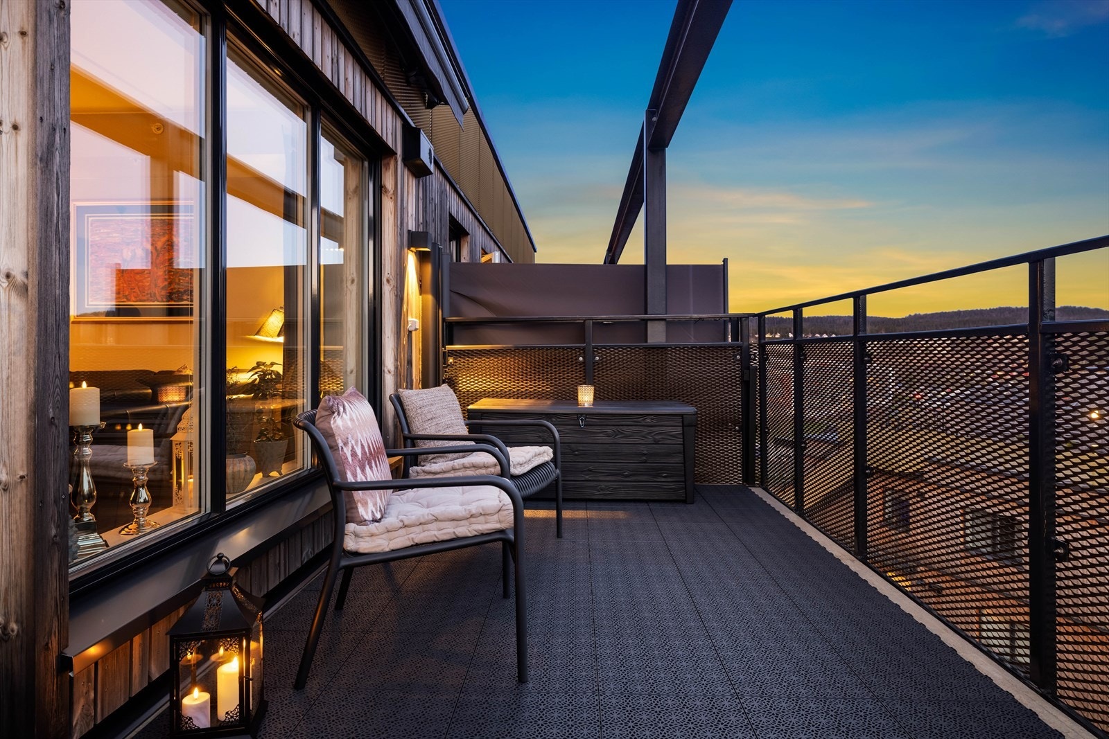 Uteplassen er ca. 13 kvm og har plastheller, rekkverk i metall, utelys + stikkontakt. Elektrisk markise ble installert i 2022. Galleribilde