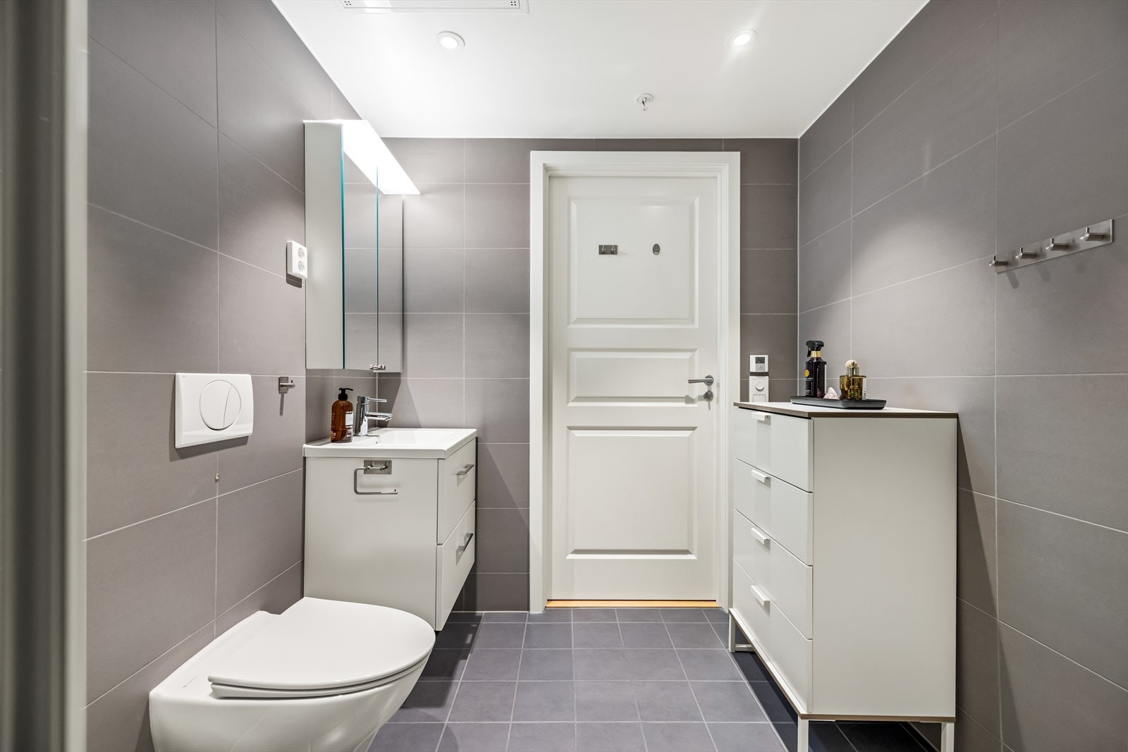 Badet har vannbåren gulvvarme, downlights og mekanisk avtrekk. Galleribilde