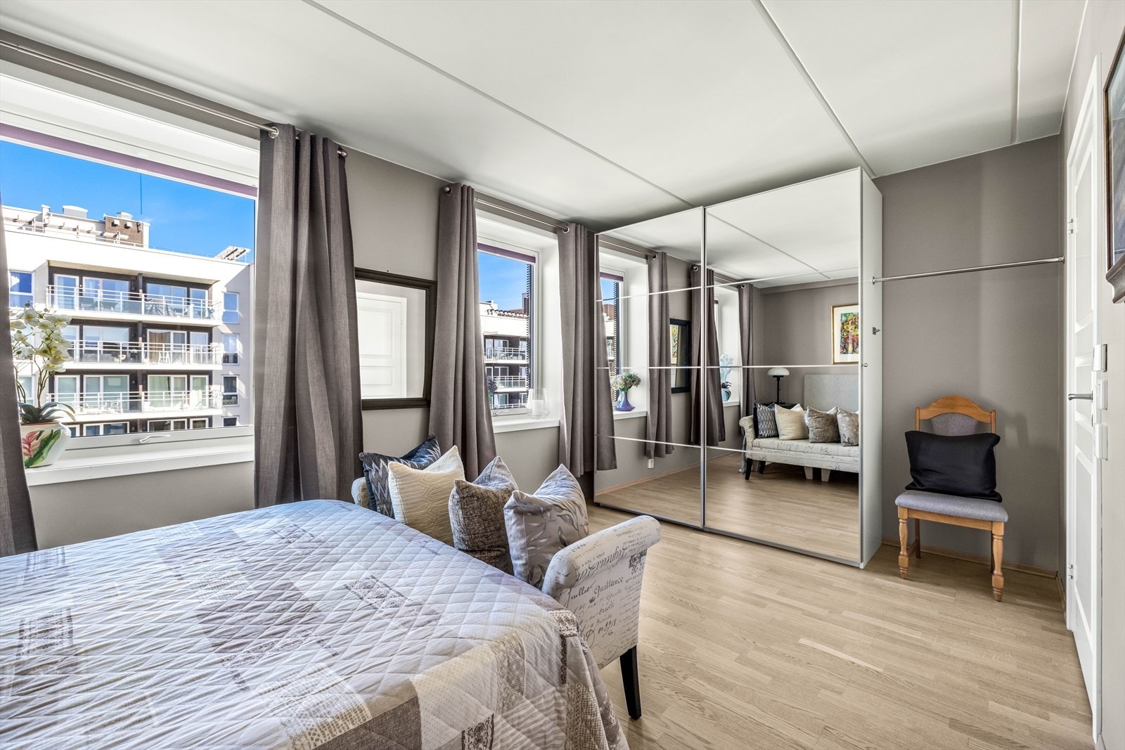 På rommet er det montert skyvedørsgarderobe med speilfonter. Galleribilde