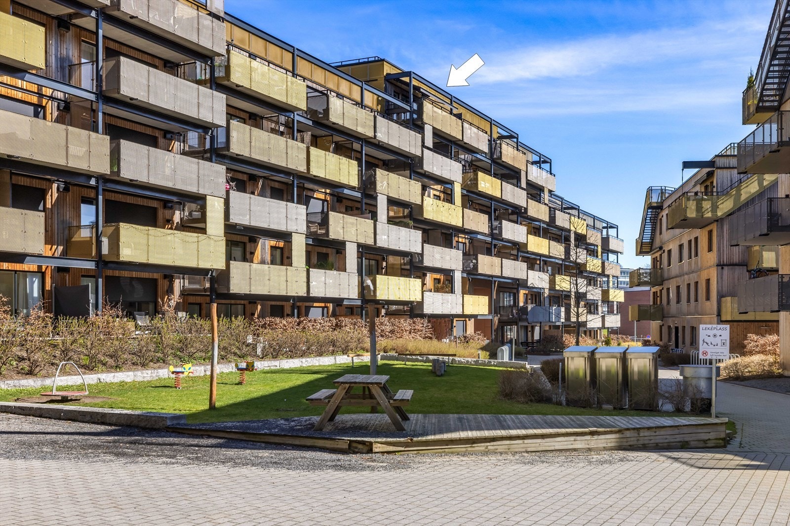 Leiligheten har en god intern beliggenhet i toppetasjen av bygget. Det er tilgang til fin bakgård med lekeplass, samt felles takterrasse i sameiet. Galleribilde