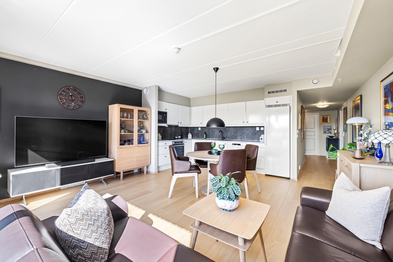 Åpent og sosial rom med stue, spisestue og kjøkken. Galleribilde