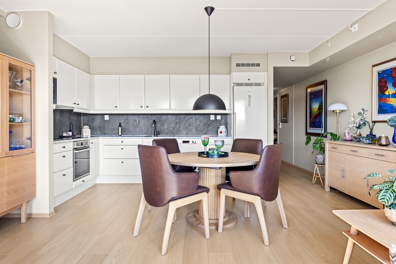 Det er vannbåren varme i gulvet. Galleribilde