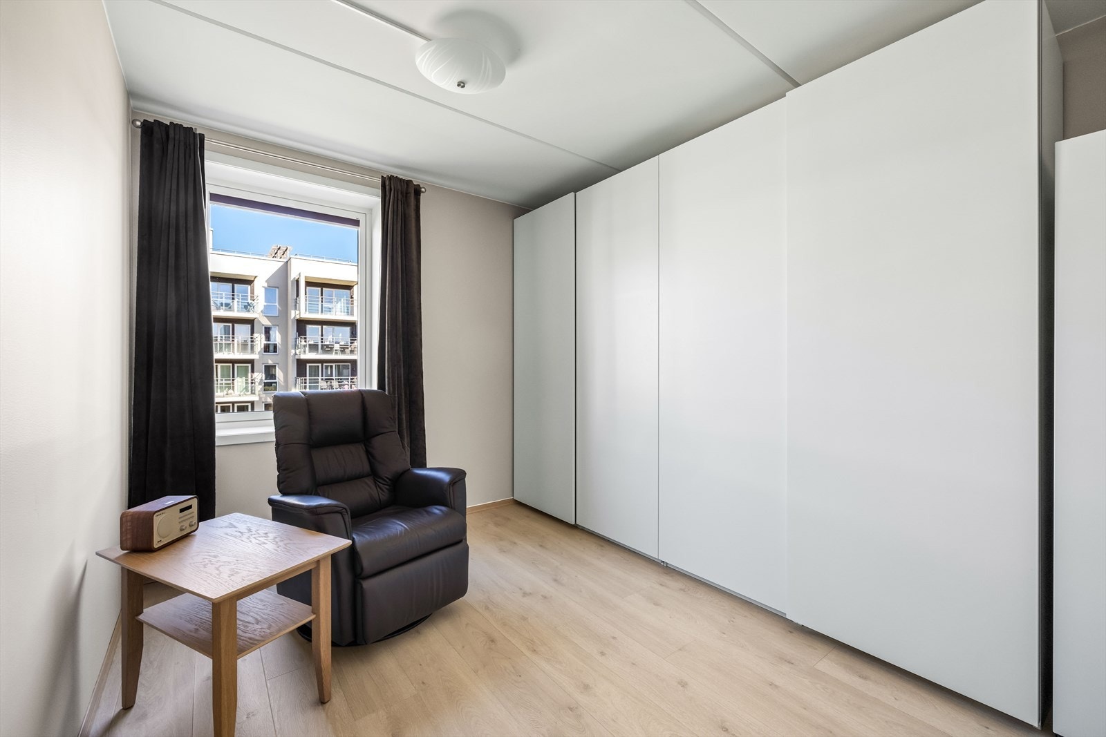 Soverom II er utstyrt med stor og praktisk skyvedørsgarderobe. Begge soverommene har duo plissegardiner. Galleribilde