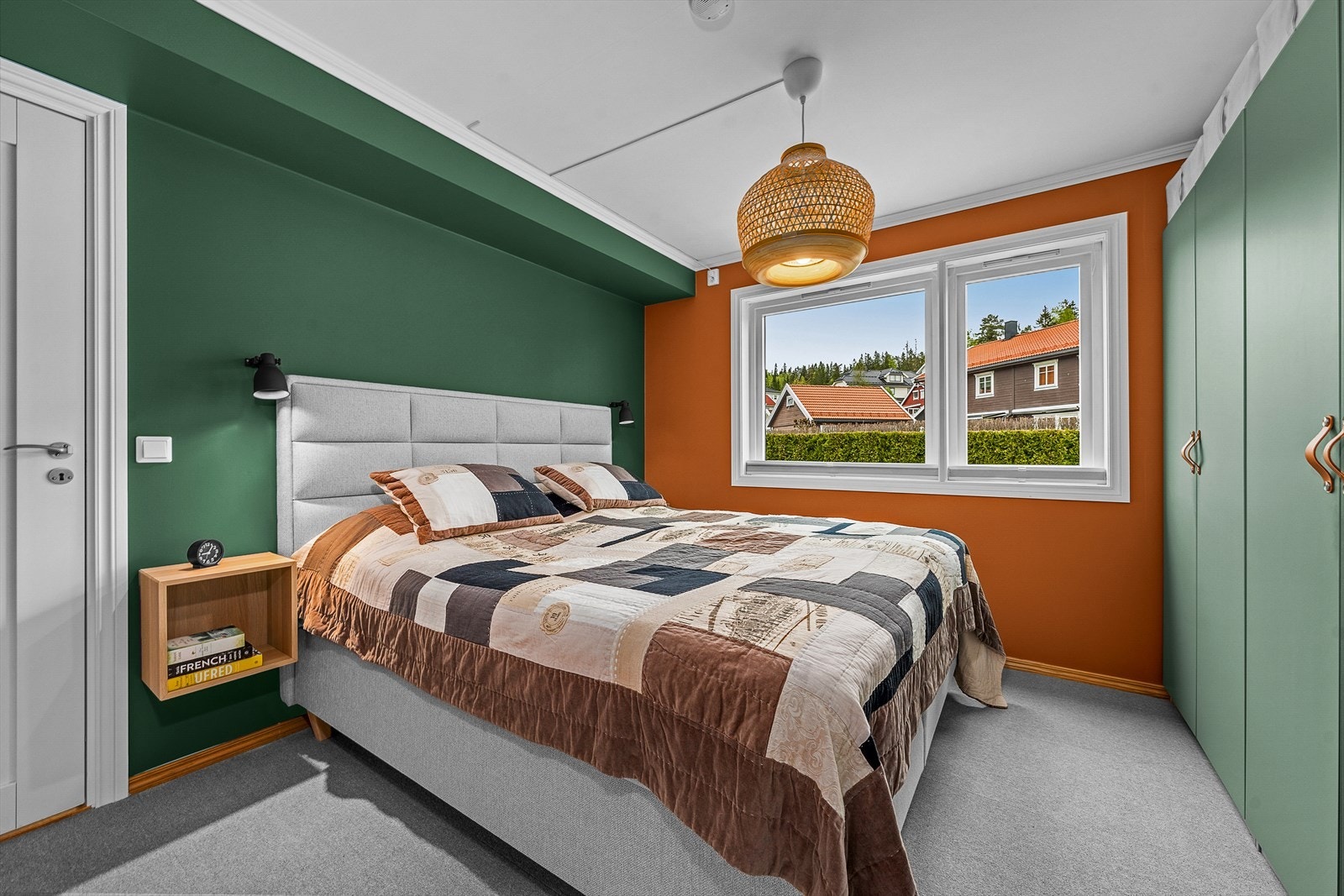 Rommet har god plass til dobbeltseng og nattbord. Galleribilde
