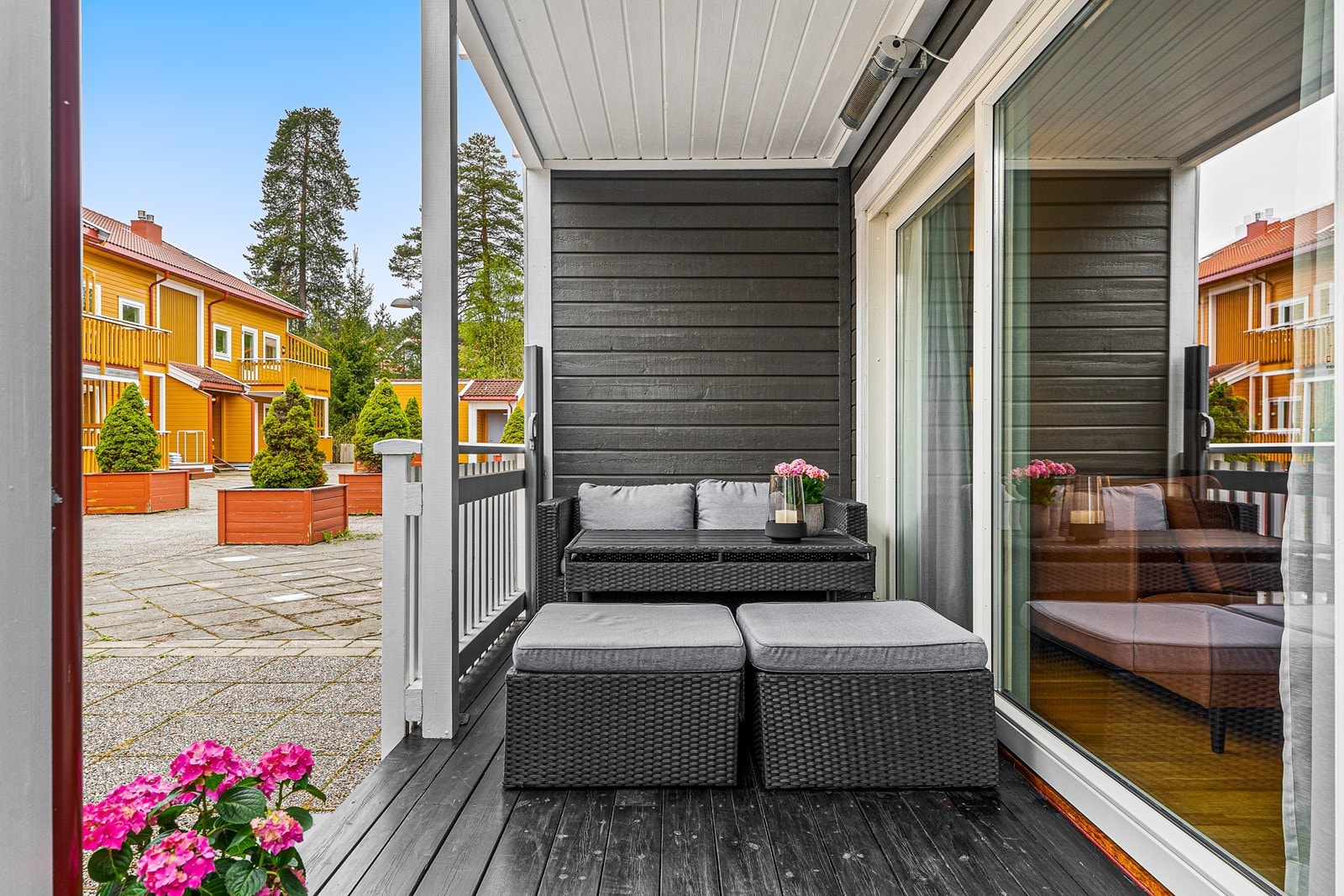 Leiligheten har to uteplasser som gir solmuligheter gjennom dagen. Denne uteplassen ved stuen har varmelampe, utebelysning og stikkontakt. Galleribilde
