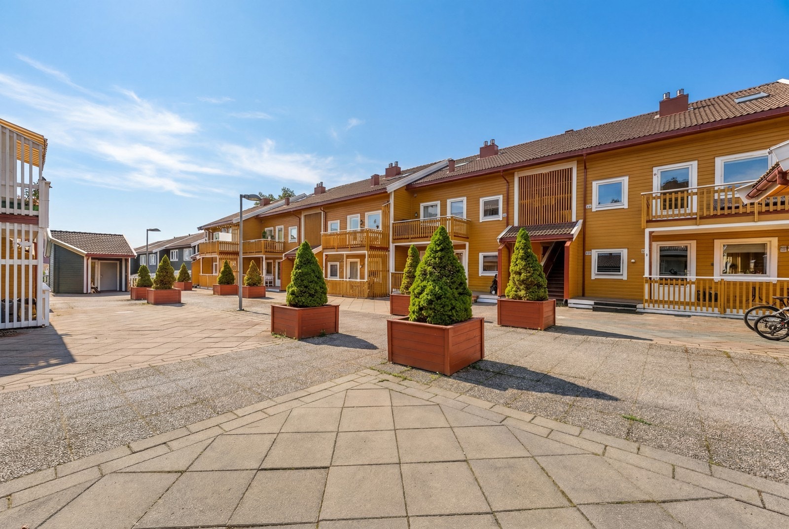 Boligen ligger i et etablert og familievennlig nabolag på Hekseberg/Vardefjellet. Galleribilde