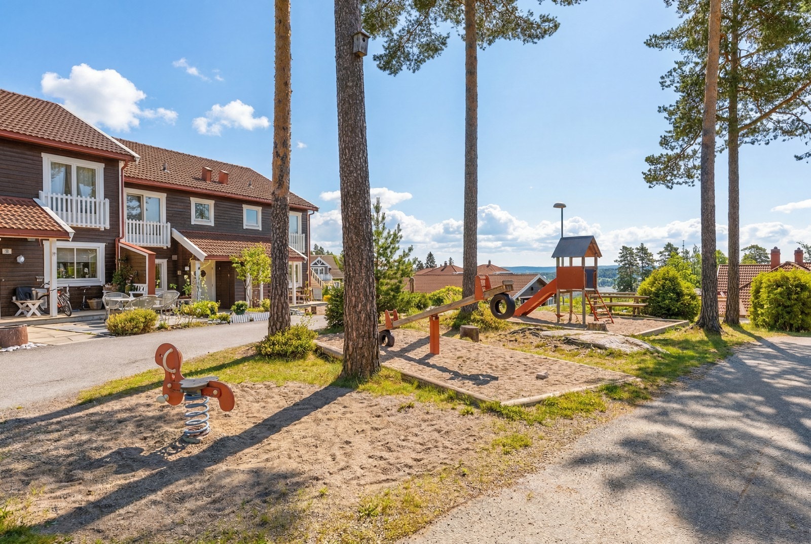 Lekeplass på fellesområdet gjør dette til et ideelt sted for barnefamilier. Galleribilde