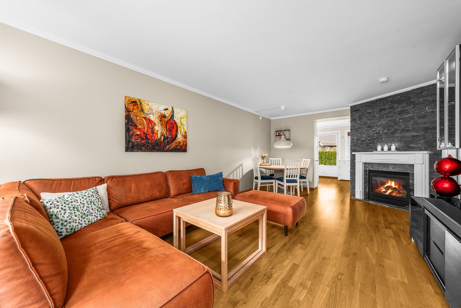 Stuen har god plass til både en romslig sofagruppe og spisebord. Galleribilde
