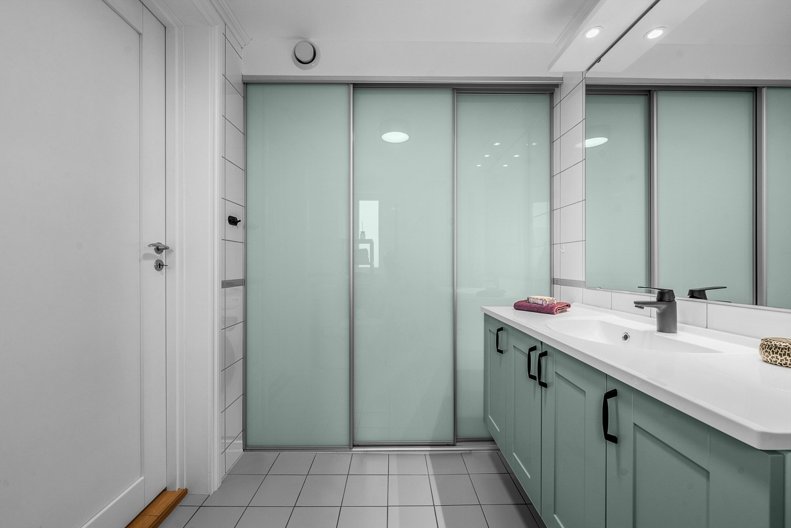 Bak skyvedøren er det et eget teknisk rom og vaskerom, som skjuler vaskemaskin og tekniske installasjoner. Galleribilde