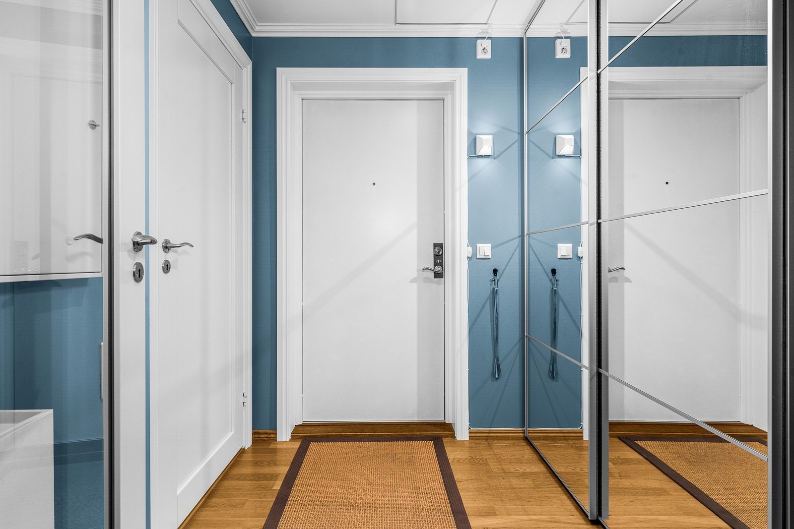 Entréen har parkett på gulv og god oppbevaringsplass i en romslig skyvedørsgarderobe. Galleribilde