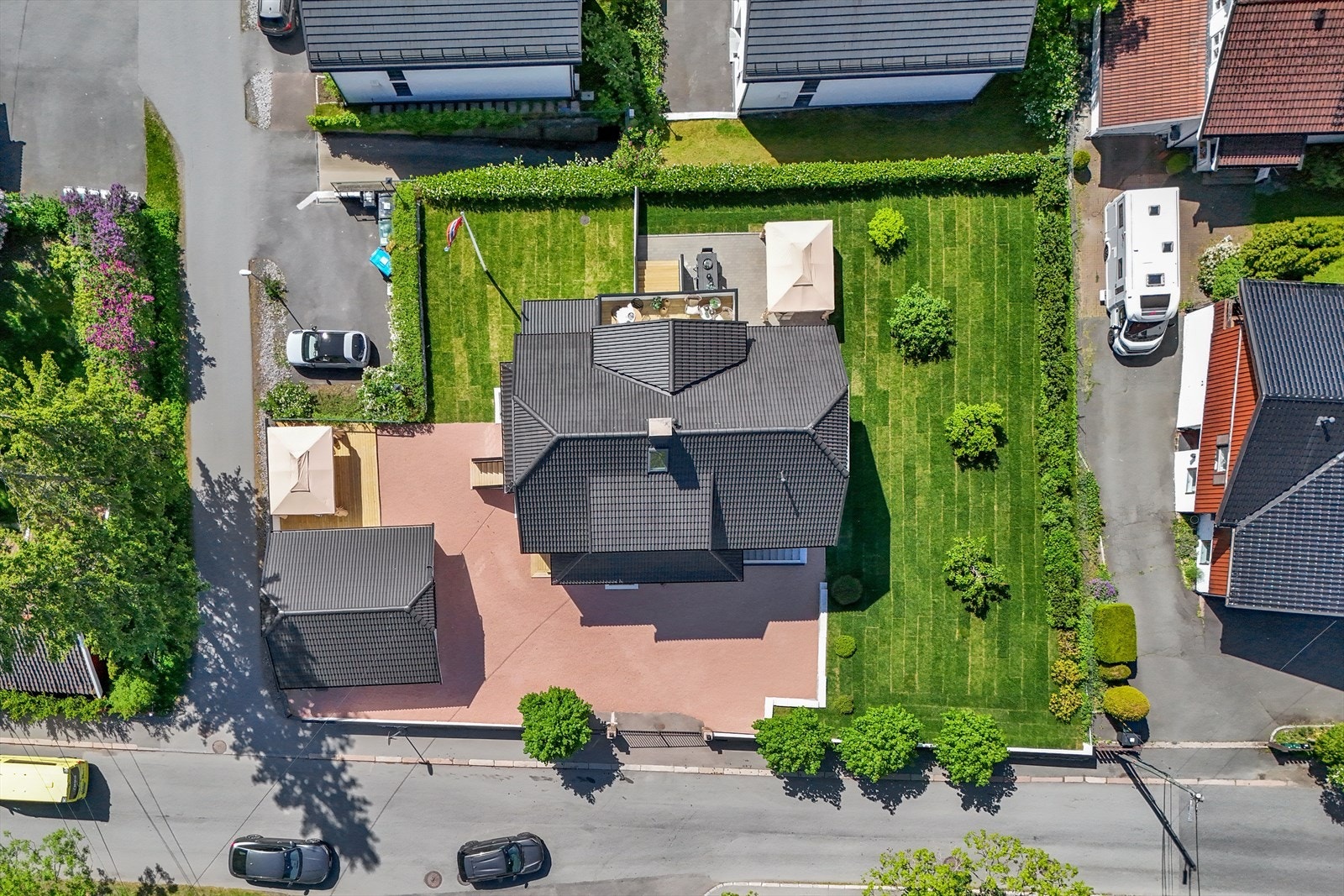 Seksjon nr 1 har 1 stk garasjeplass, 1 stk p-plass og stor hagedel Galleribilde