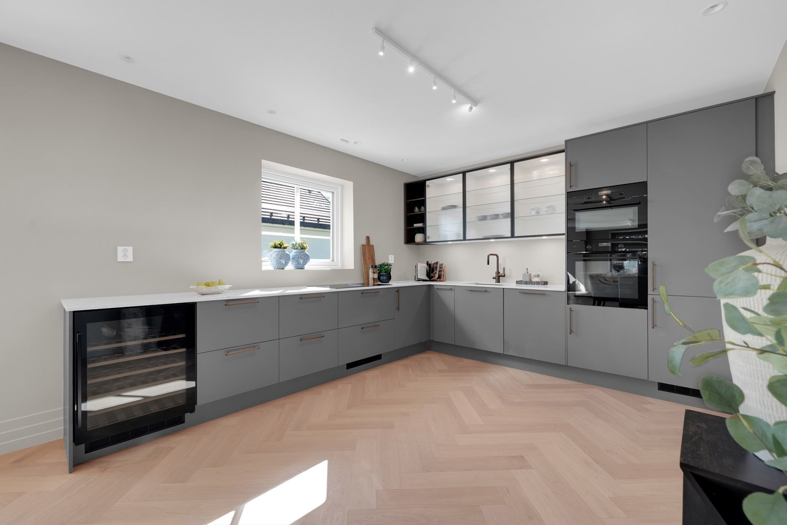 Meget flott Caesarstone Moorland Fog benkeplate fra Sigvartsen Galleribilde