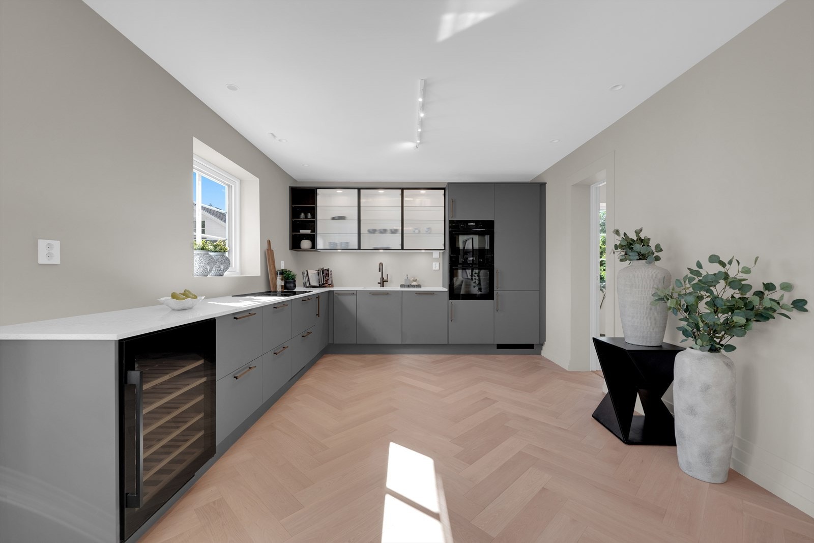 Kjøkken med vinskap, oppvaskmaskin, microovn, stekeovn, koketopp med ventilator,
samtkjøl/frys Galleribilde