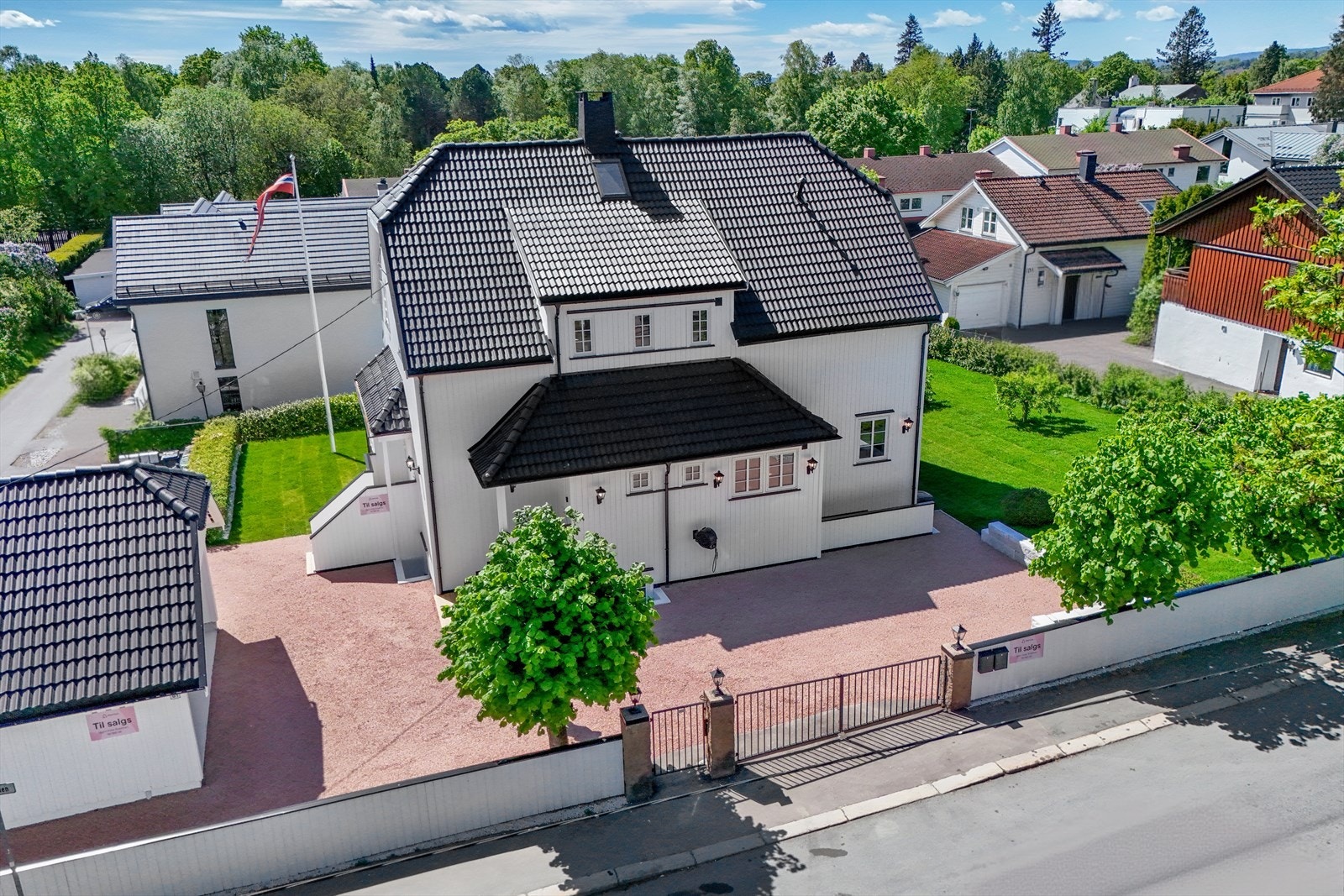 Stor felles gårdsplass som man disponerer sammen med seksjon nr 2 Galleribilde
