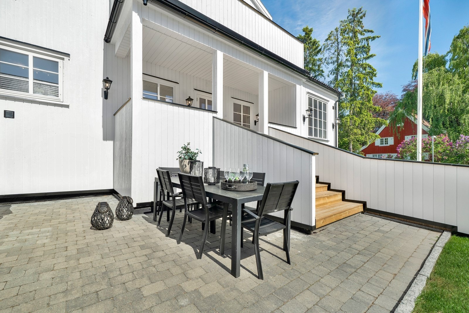 Det er terrasse ut fra stuen og trapp ned til steinlagt terrasse Galleribilde