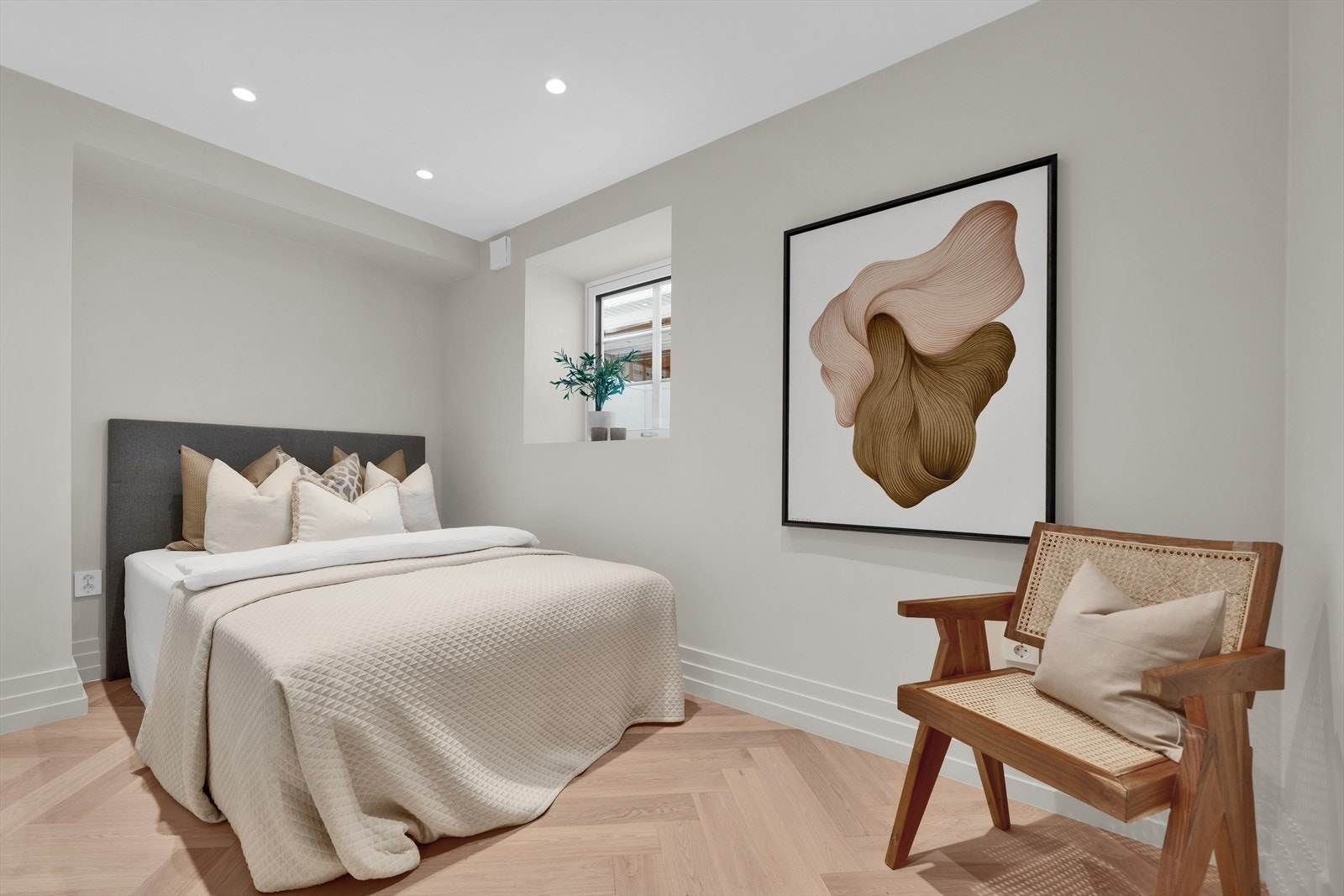 Soverom i underetasje - det er varme i gulv og downlights Galleribilde