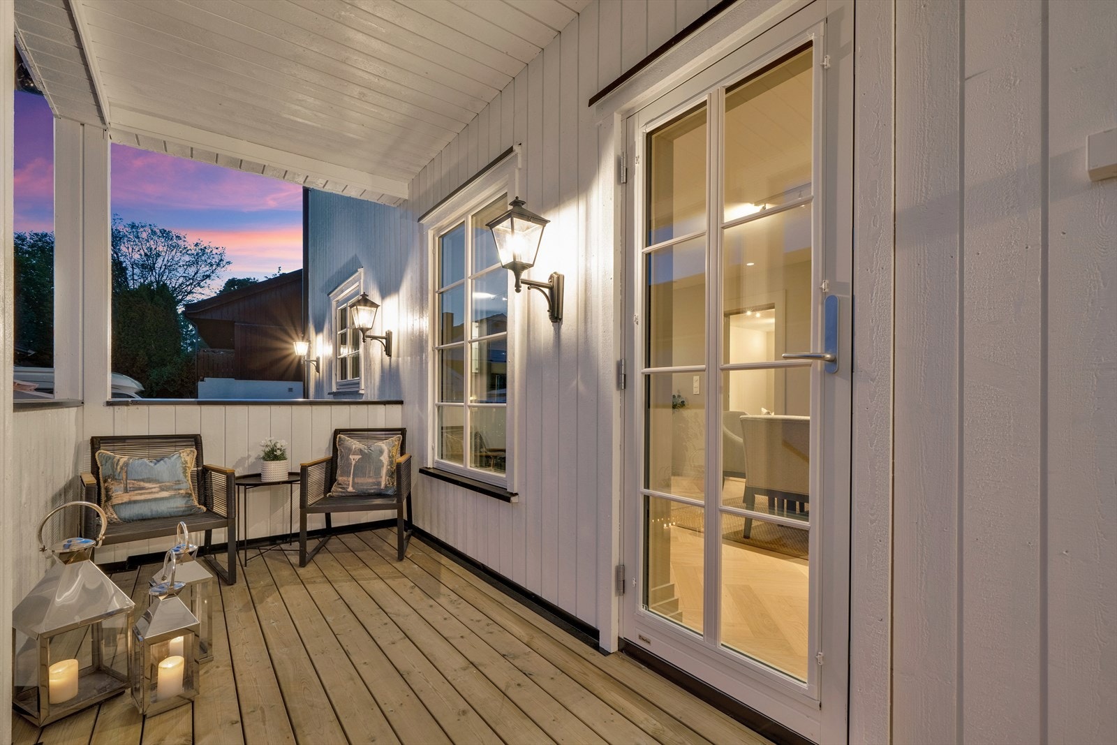 Terrasse med utgang fra stuen i første etasje Galleribilde
