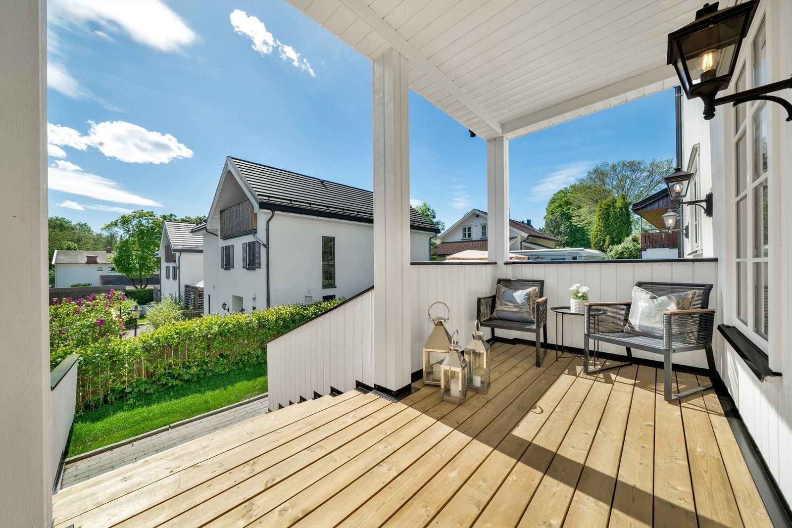 Terrasse ut fra stuen i første etasje med trapp ned til egen hagedel Galleribilde