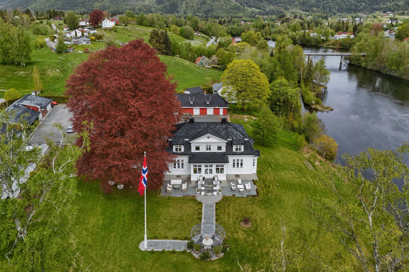Klassisk hovedbygning med vakre detaljer og herskapelig uttrykk. Galleribilde