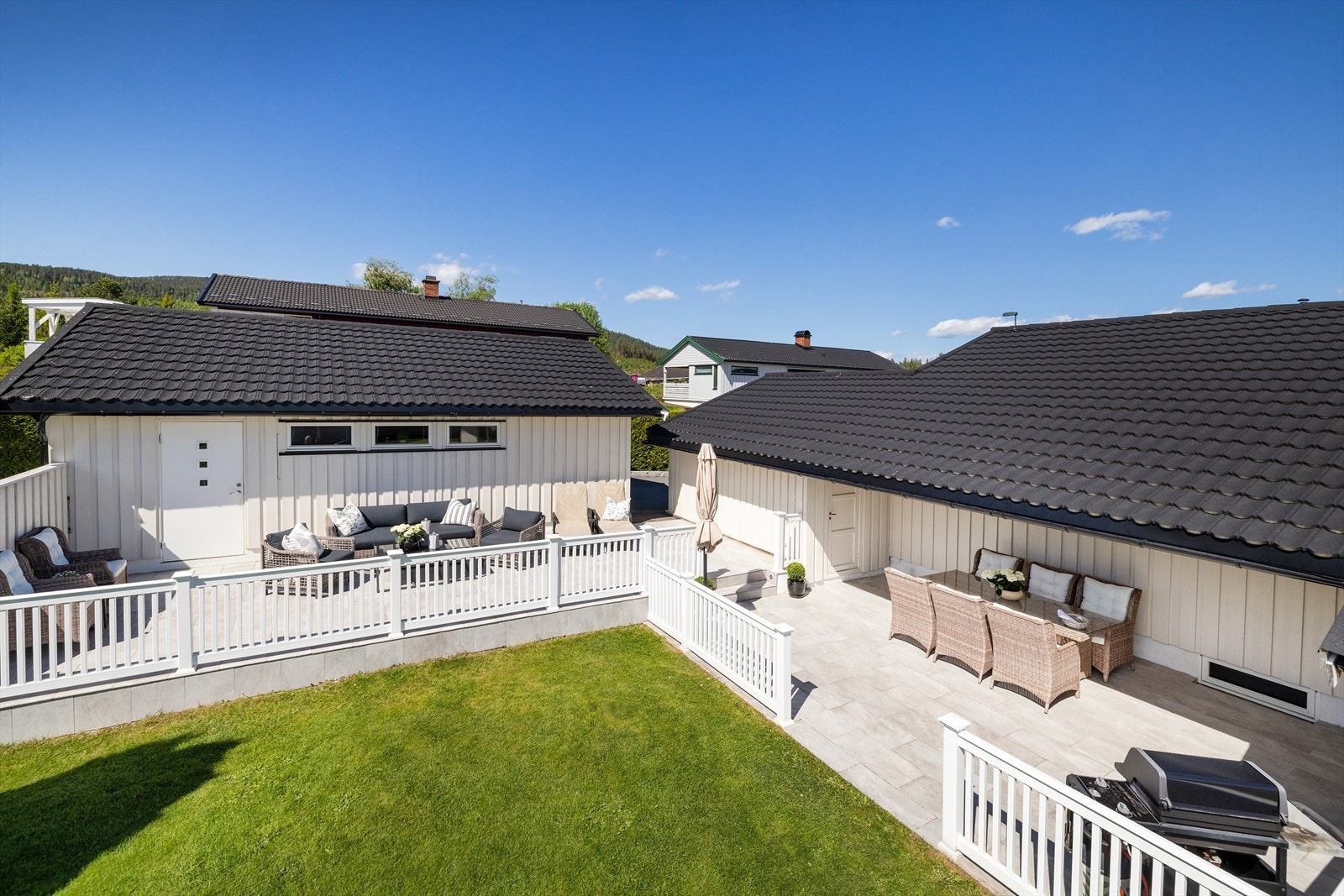 Eiendommen har to store uteplasser på til sammen 80 m², som gir gode soner for uteliv. Galleribilde