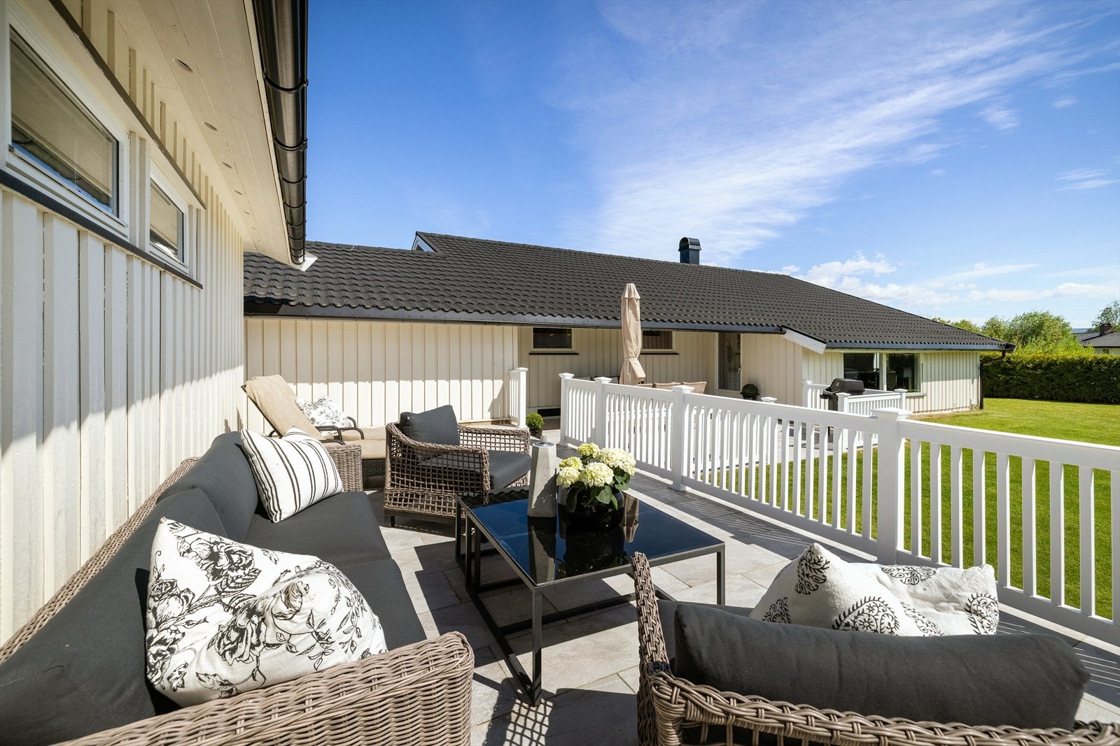 Her er det god plass til både sittegruppe og spisebord, med direkte tilknytning til hagen. Galleribilde