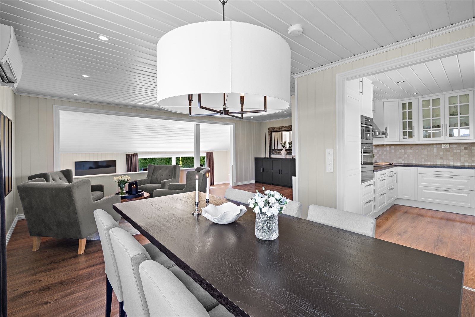 Fra spisestuen er det en åpen og sosial løsning mot kjøkkenet. Galleribilde