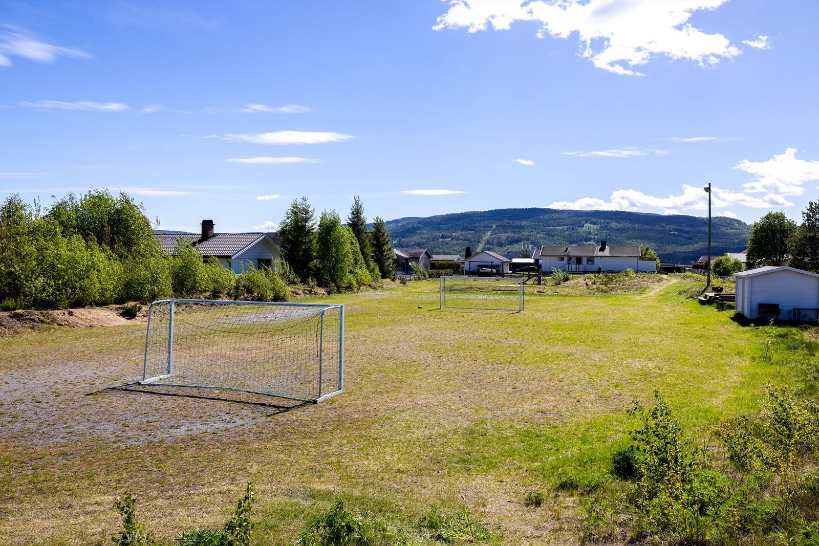 I nærområdet finner man flere fritidstilbud, som Permobakken ballslette og Sokna idrettsplass for fotball og friidrett. Galleribilde