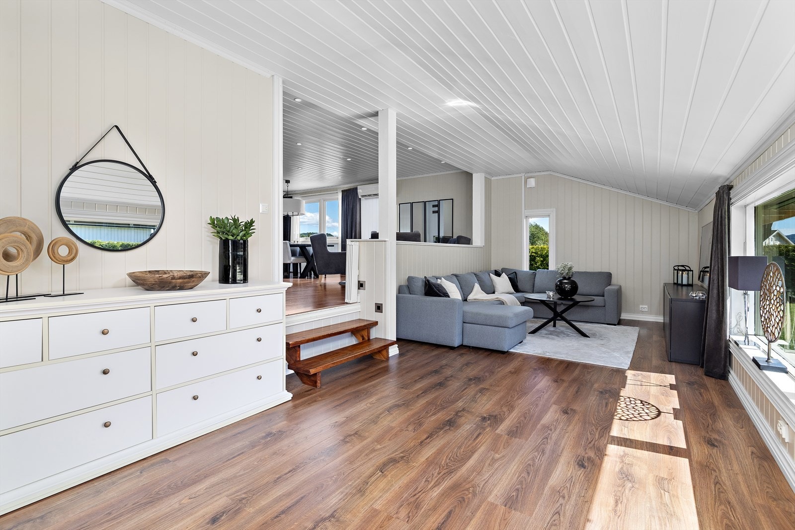 Den ene stuen har direkte utgang til en stor, sydvestvendt terrasse på cirka 65 m². Galleribilde