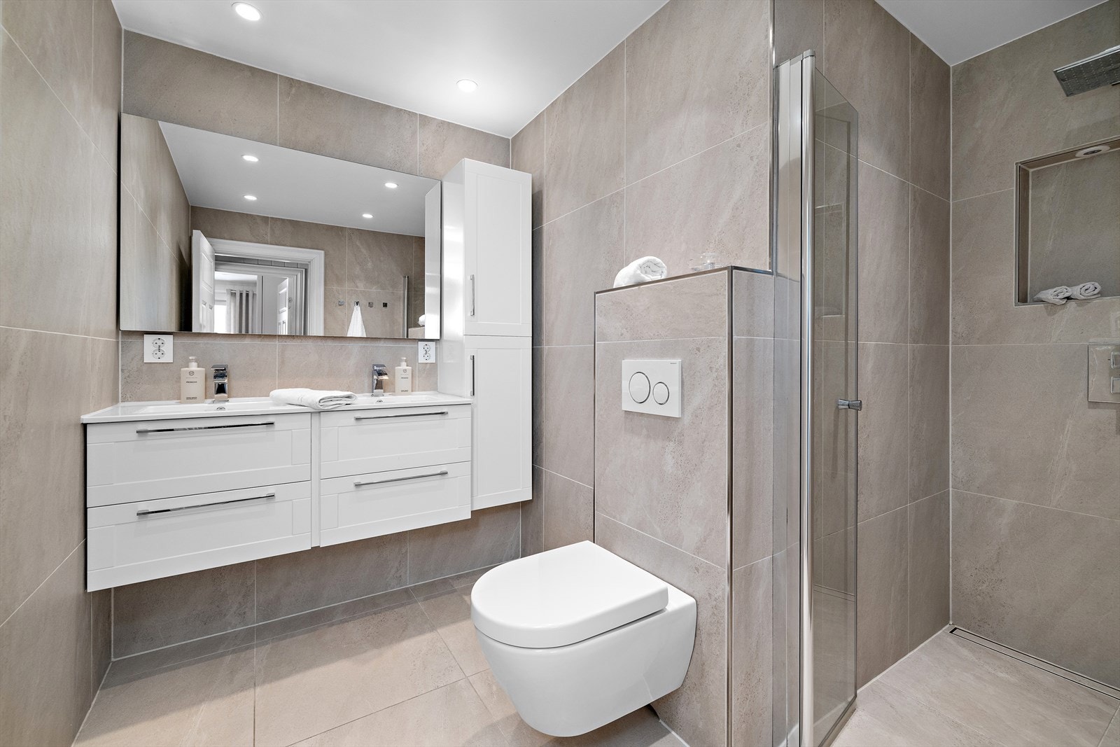 Badet ble oppgradert i 2019 med fliser, elektrisk gulvvarme og vegghengt toalett. Galleribilde