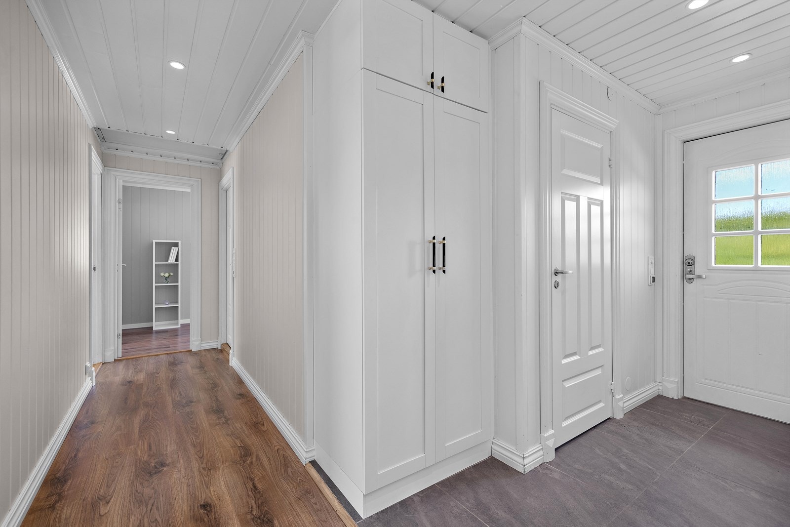Entréen har fliser på gulv og leder videre inn til boligens oppholdsrom. Alle overflater i huset ble fornyet i 2013. Galleribilde