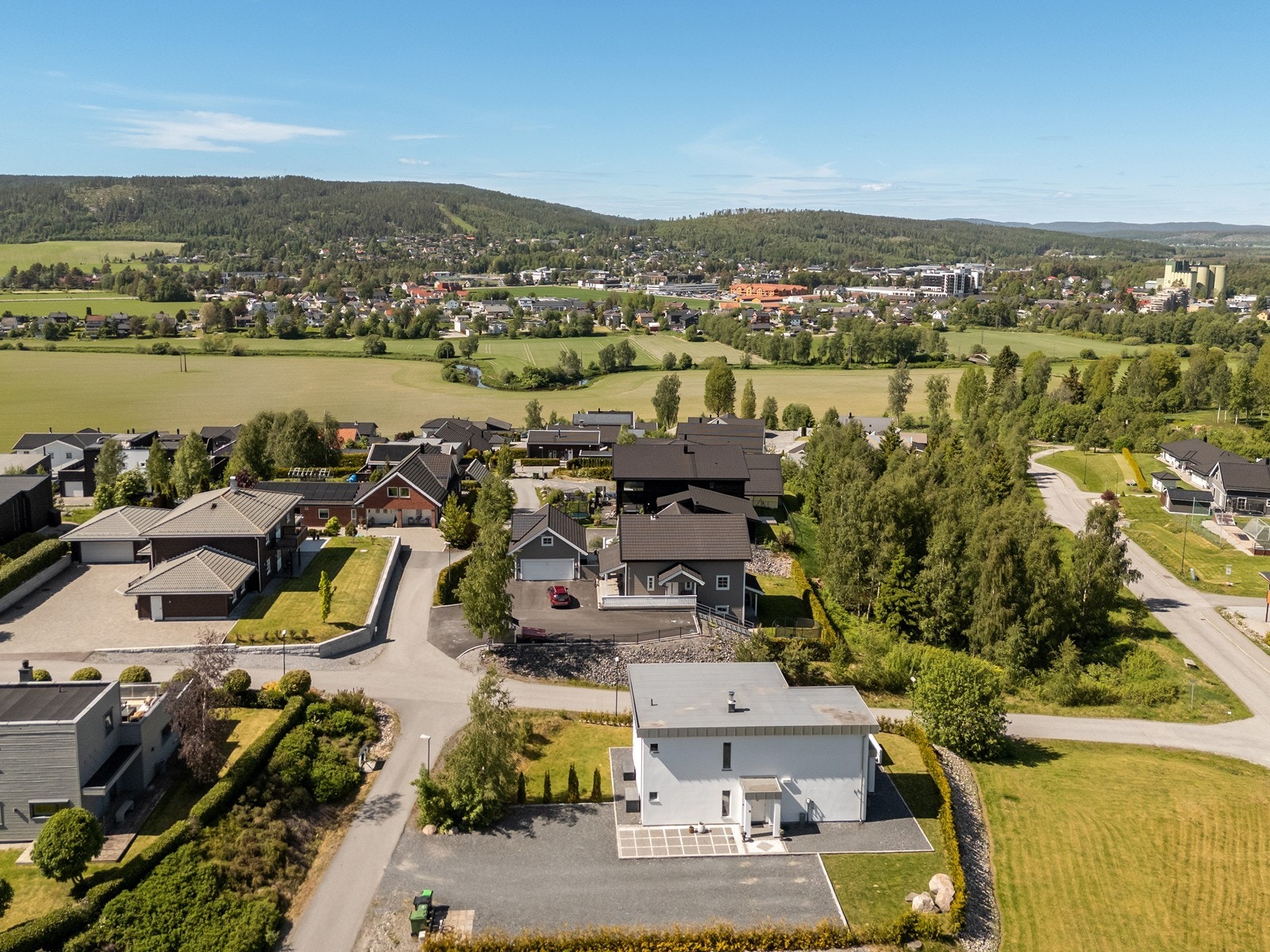 Parkering kan gjøres på den store grusede gårdsplassen. Galleribilde
