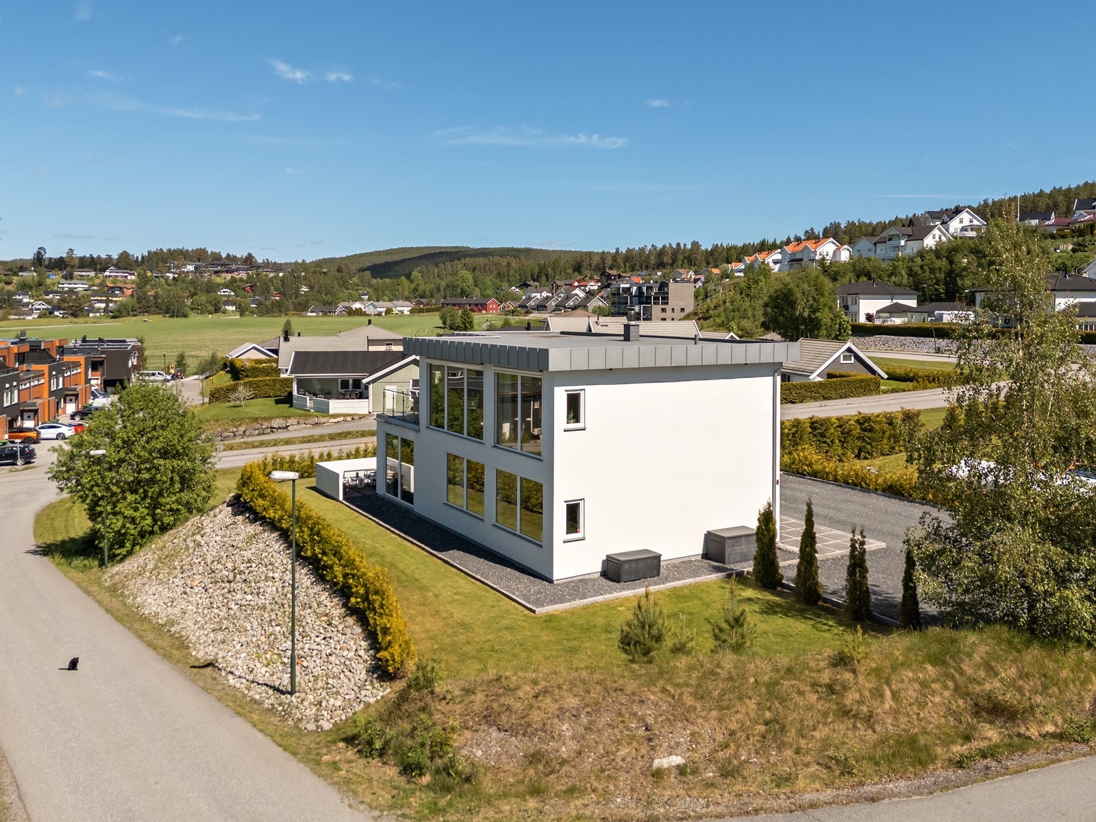 En attraktiv og stilfull enebolig over to plan med godkjent utleiedel i deler av første etasje. Galleribilde