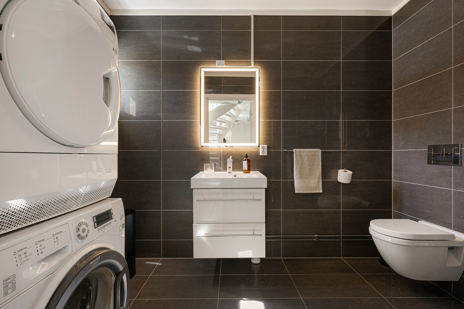 Badet i begge etasjene er helflisede. Også her er det hvit, tidløs innredning med heldekkende servant og speil med integrert rammebelysning i overkant. Galleribilde