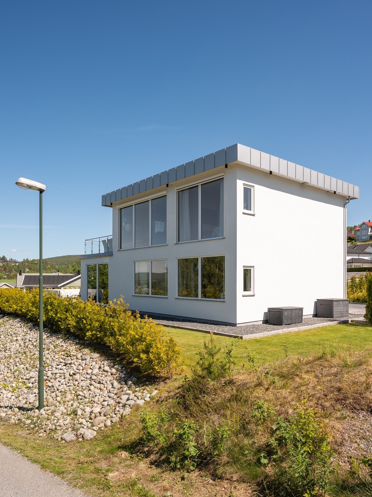 Boligen ligger på et hyggelig, barnevennlig og populært boligområde med gangavstand til alle sentrumsfasiliteter. I tillegg er det kort vei til skog og flotte turområder. Galleribilde