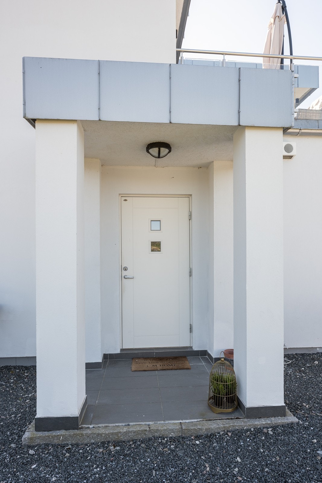 Boligen er innredet med en utleiedel som har egen inngang og er adskilt fra hoveddelen. Galleribilde