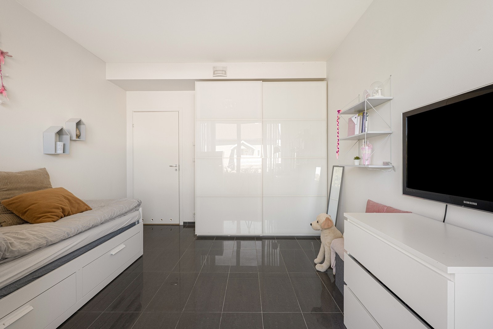 Alle soverommene har garderobeløsning. Galleribilde