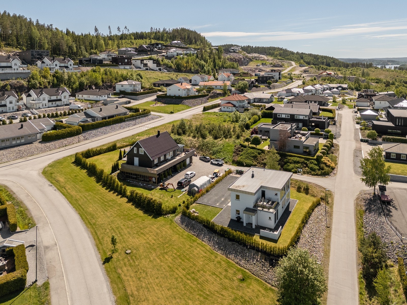 Tomten er pent opparbeidet med plenarealer og skjermende hekk. Galleribilde