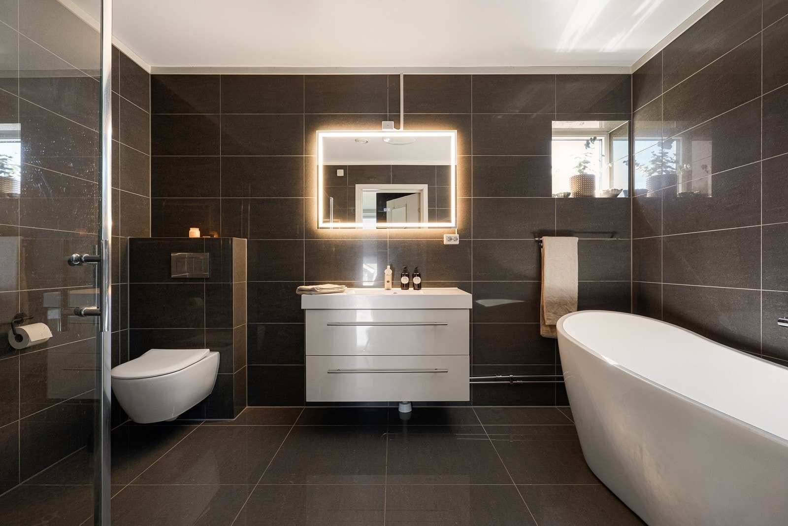 Det tilliggende badet gir en fin spa-følelse, og er innredet med tanke på ekstra velvære. Galleribilde