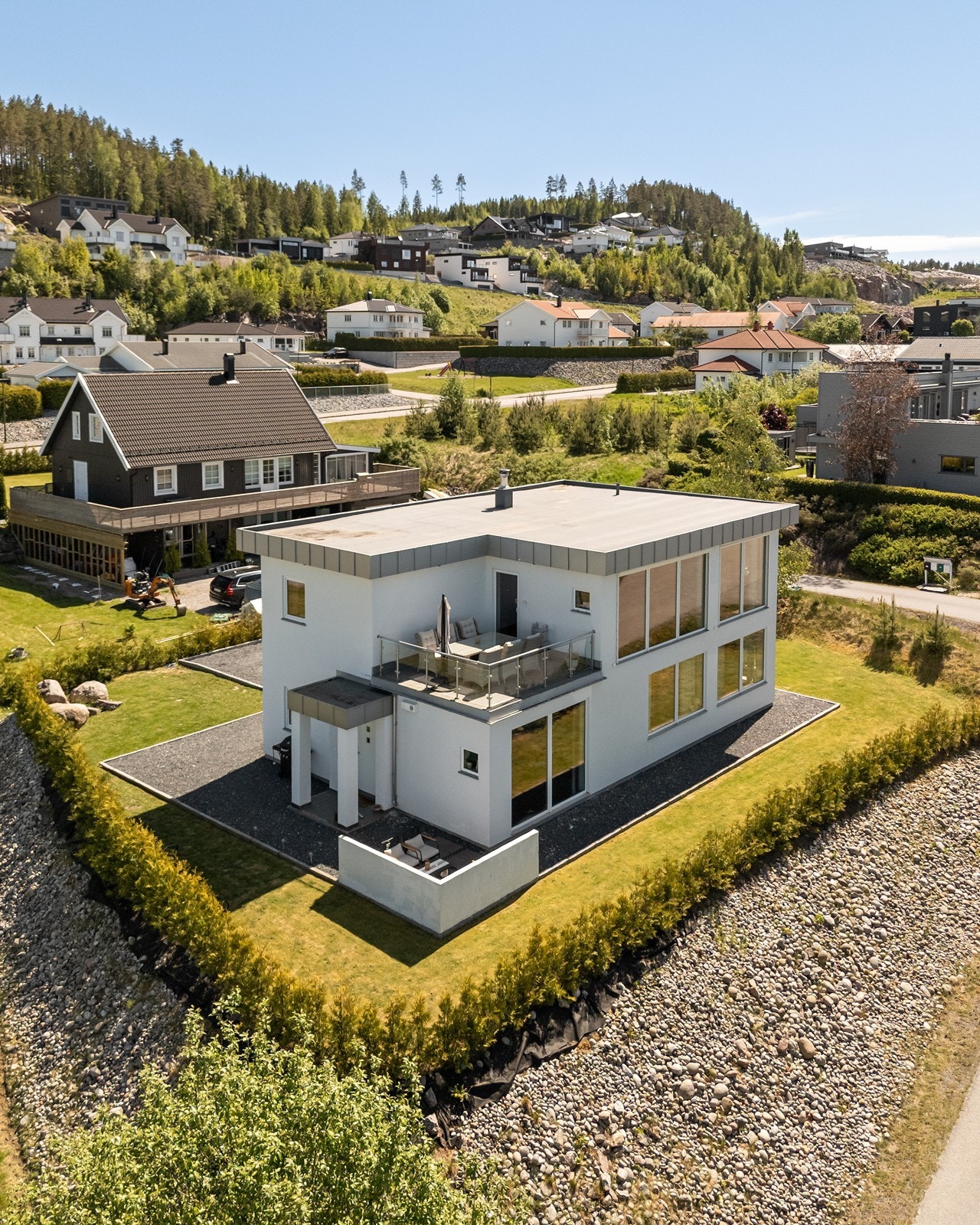 Eiendommen ligger på en planert og relativt flat hjørnetomt med et areal på rett i underkant av et mål. Galleribilde