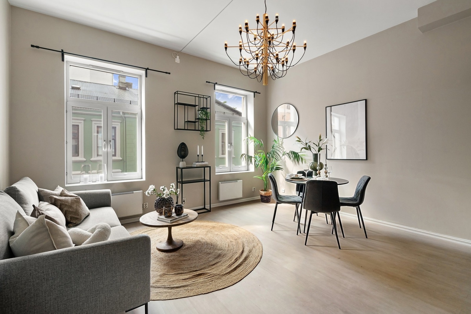 Rommet er uført med enstavs laminatgulv fra 2024, glatte vegger malt i beige og hvitmalt, listefri himling. Galleribilde