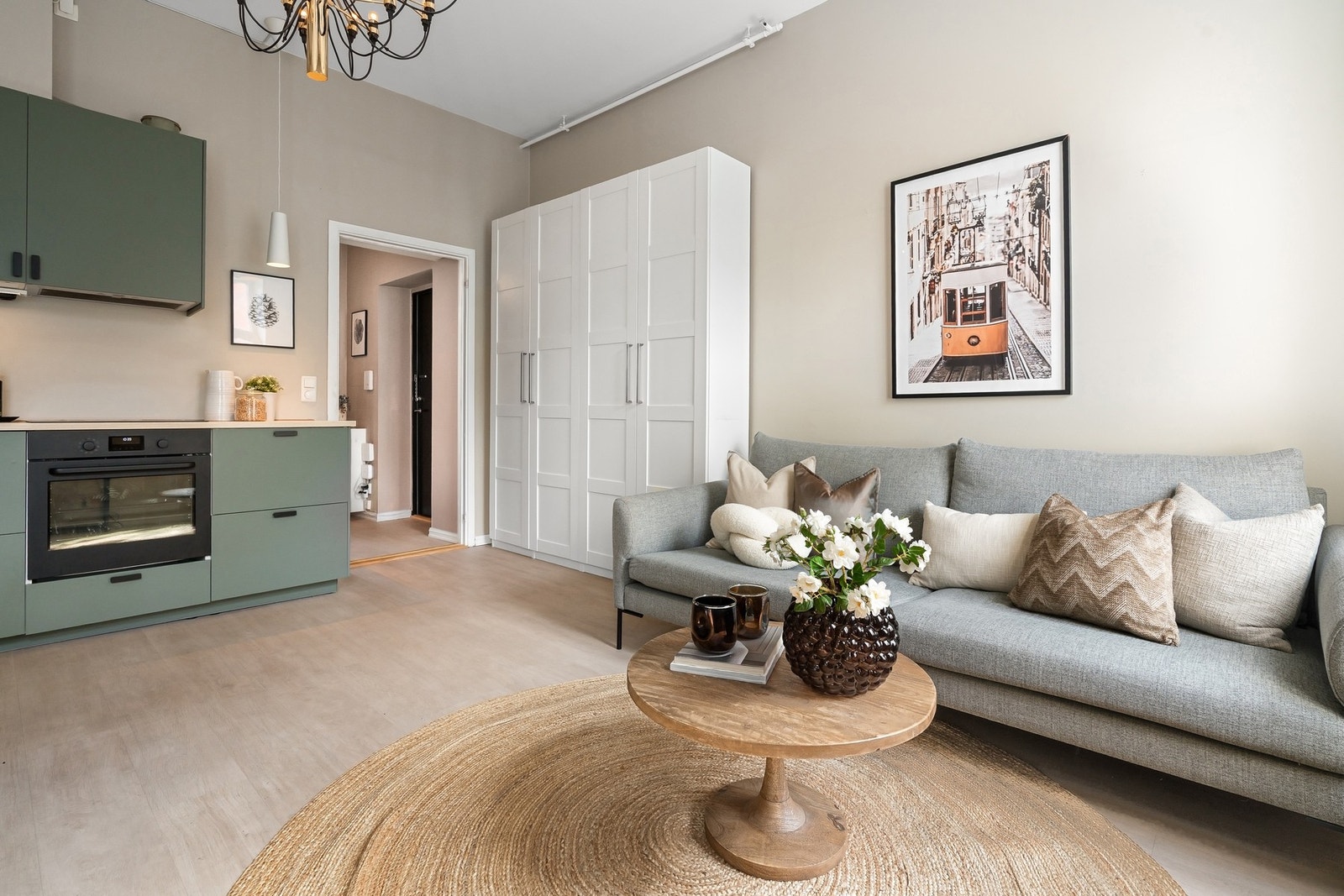 Innredningen har glatte, grønne fronter, lys benkeplate med mørk vaskekum, samt benkebelysning og glassplater som backsplash. Galleribilde