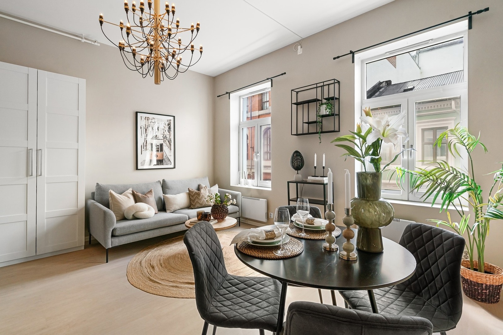 Her er det god plass til både tv-lounge og spisebord. Galleribilde