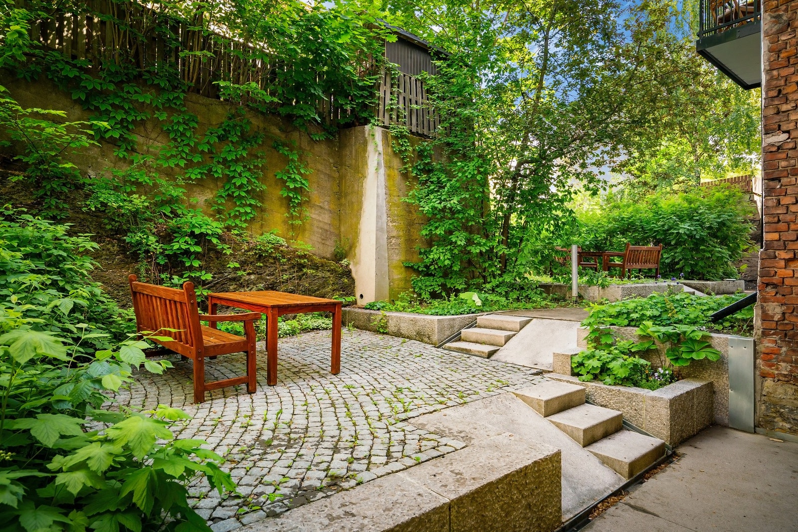 Klatreplanter understreker den sommerlige idyllen. Galleribilde