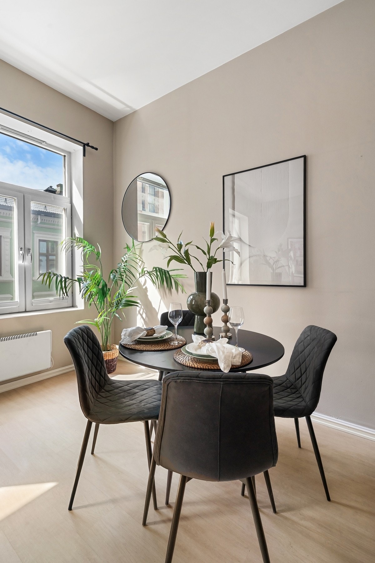 God plass til spisebord og stoler. Galleribilde