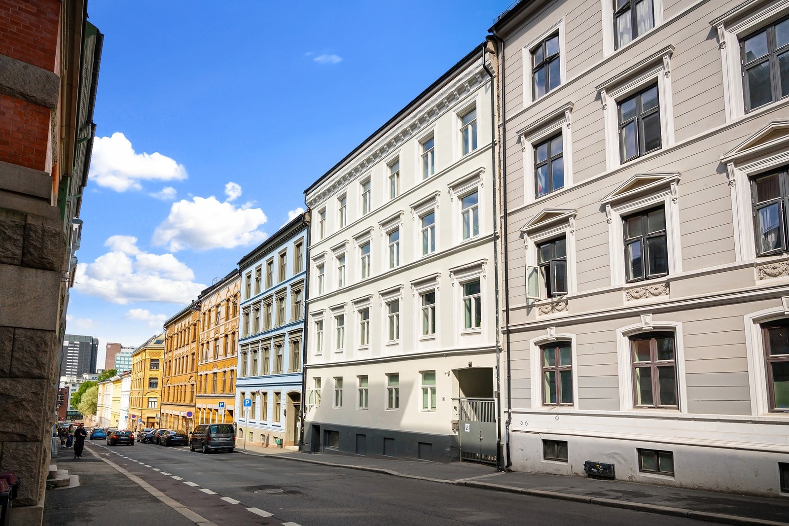 Leiligheten er gjennomgående og ligger høyt plassert i tredje etasje, i en klassisk bygård fra 1880. Leilighetene i bygget ble rehabilitert i 2008 og denne leiligheten sto ferdig i 2010. Galleribilde