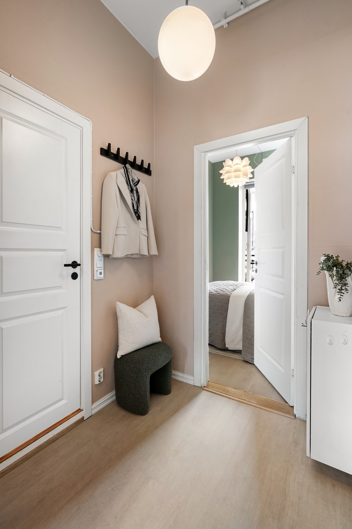 Leiligheten har adkomst via ytterdør fra 2008 til en smart entré som har inngang til samtlige rom. Galleribilde