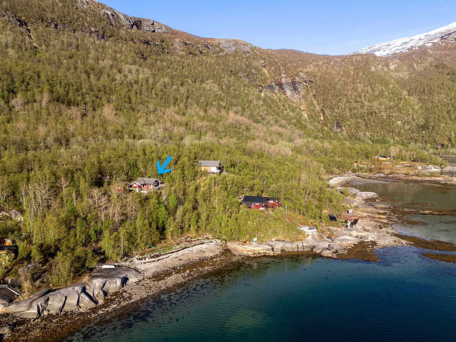 Flott eiendom med fin beliggenhet, og består av en hovedhytte, et anneks fra 2016 og en grillstue. Galleribilde