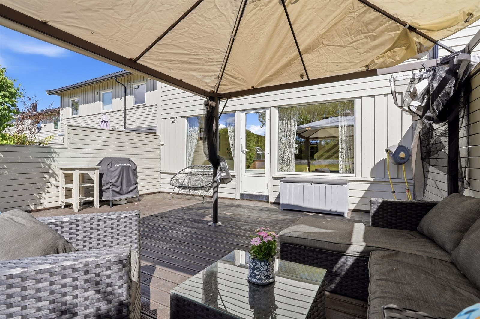 Den romslige plattingen har god plass til utemøbler og grill. Galleribilde
