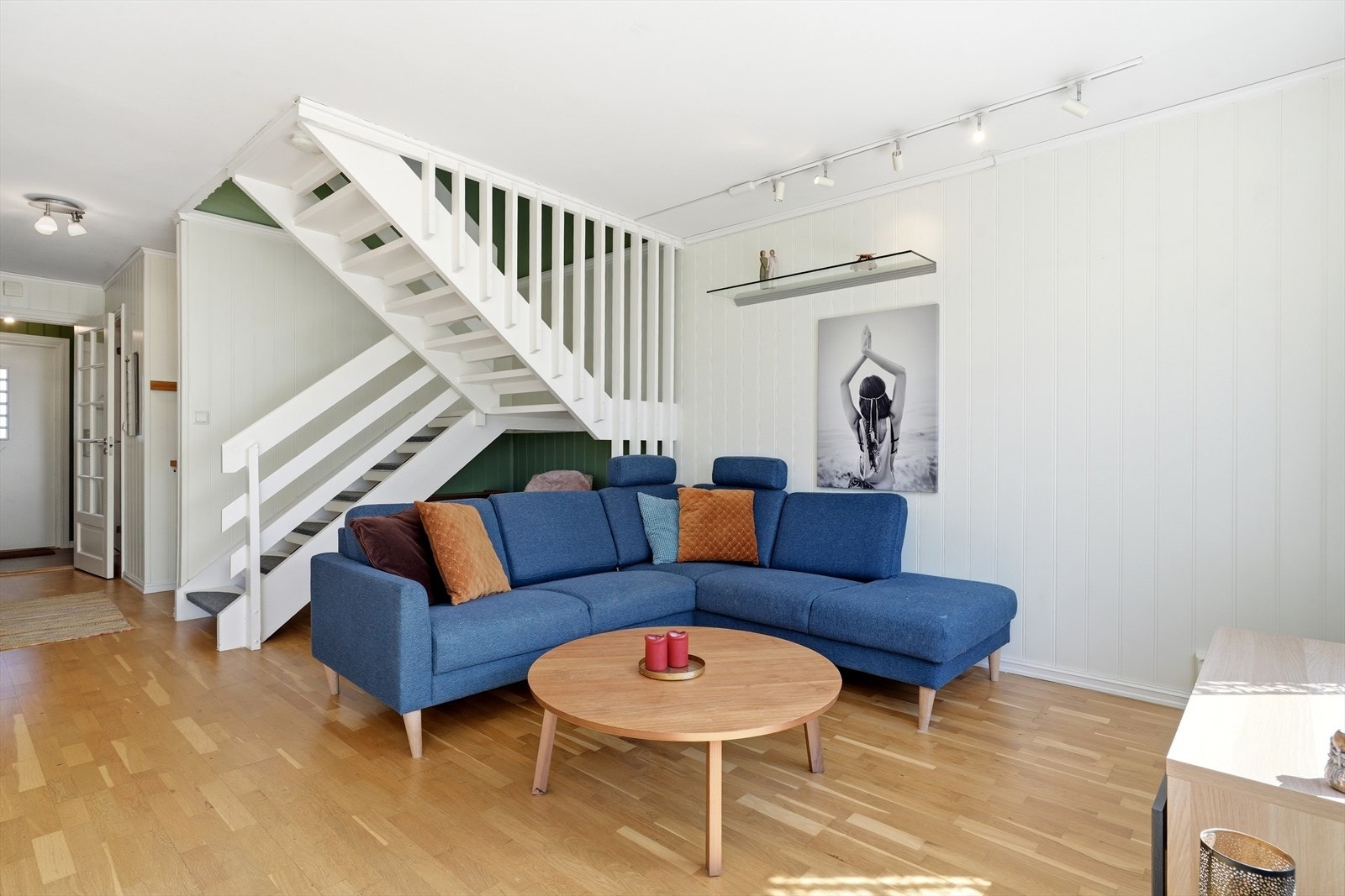 Den malte tretrappen fører opp til andre etasje og er et sentralt element i rommet. Galleribilde