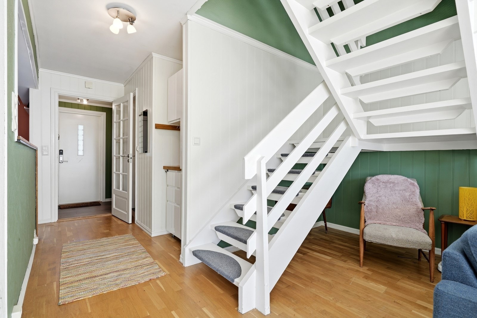 Entréen har plass til oppbevaring og leder videre inn til stuen. Galleribilde